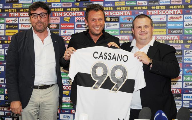 Antonio Cassano con la maglia numero 99 del Parma tra l'amministratore delegato Pietro Leonardi e il presidente Tommaso Ghirardi. Ansa